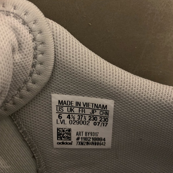 Adidas NMD R2 - Picture 4 of 5